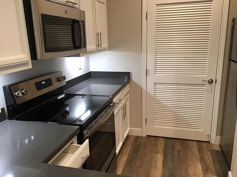 2x2 / 855 sf - Kitchen (door to washer-dryer)