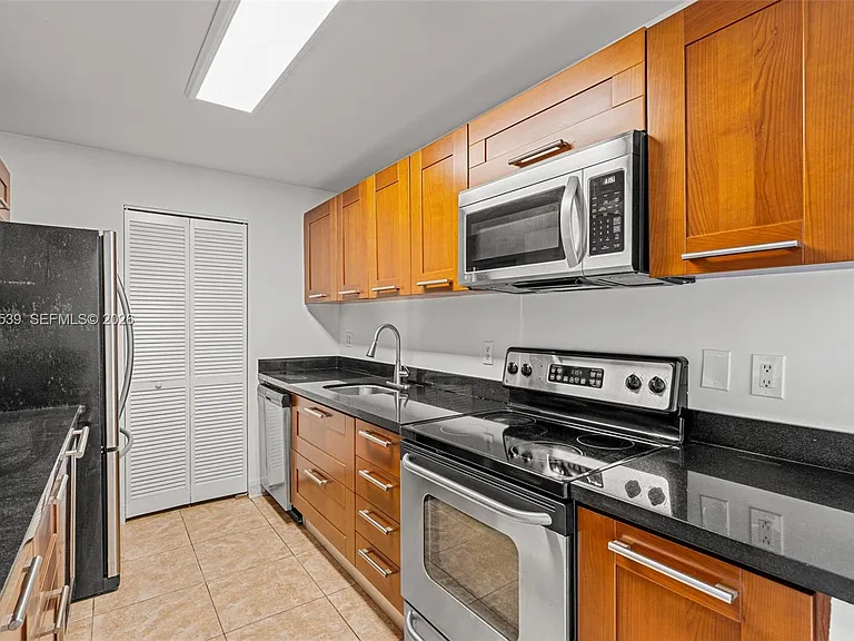 401 69th St #Penthouse 101 — Photo 17