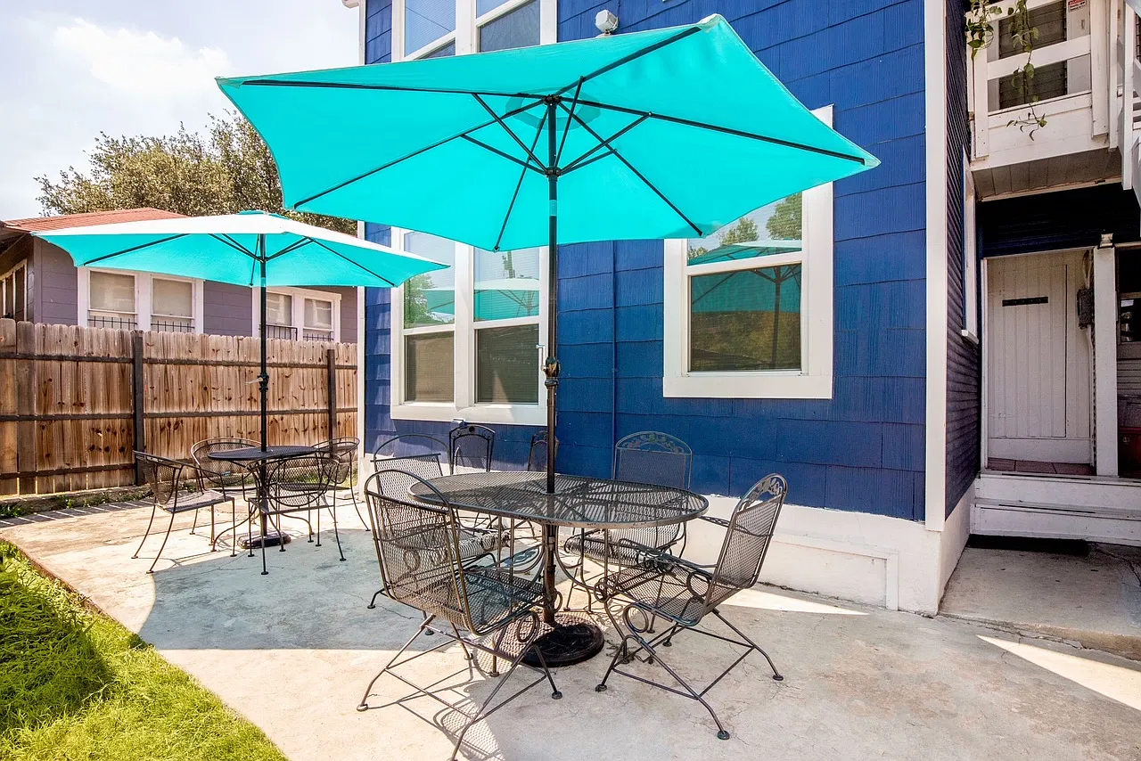 1030 W Russell Pl — Photo 3