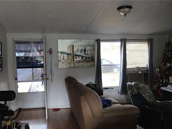 3rd image of 723 Saddlewood Blvd