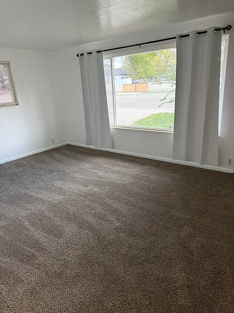4 bed, 1900 sqft, $2,000 — Photo 2
