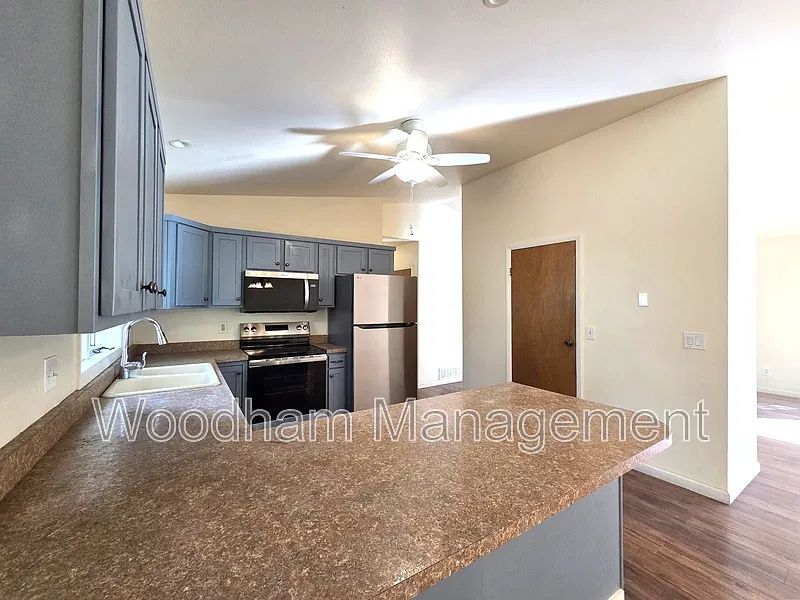 4 bed, 2.0 bath, 2564 sqft, $3,300 — Photo 4