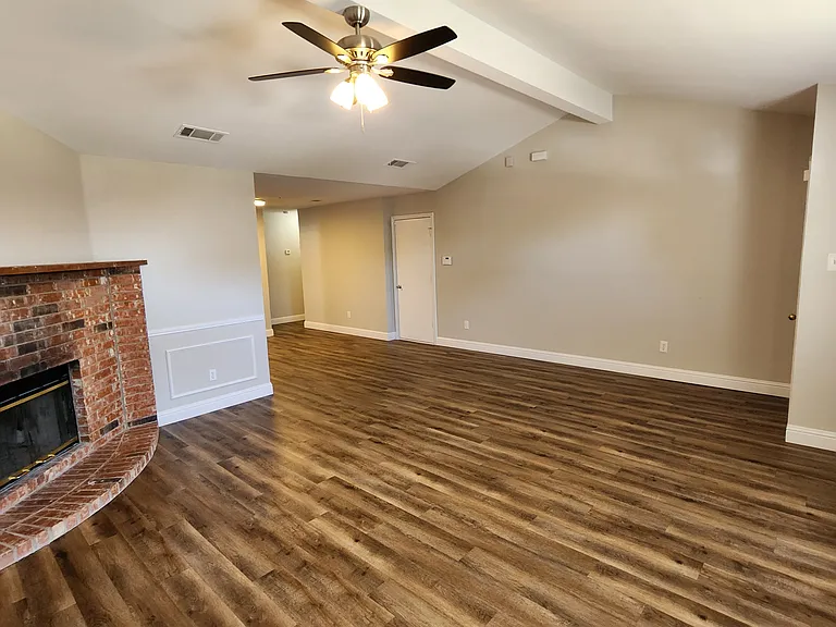 607 Hollyberry Dr — Photo 3
