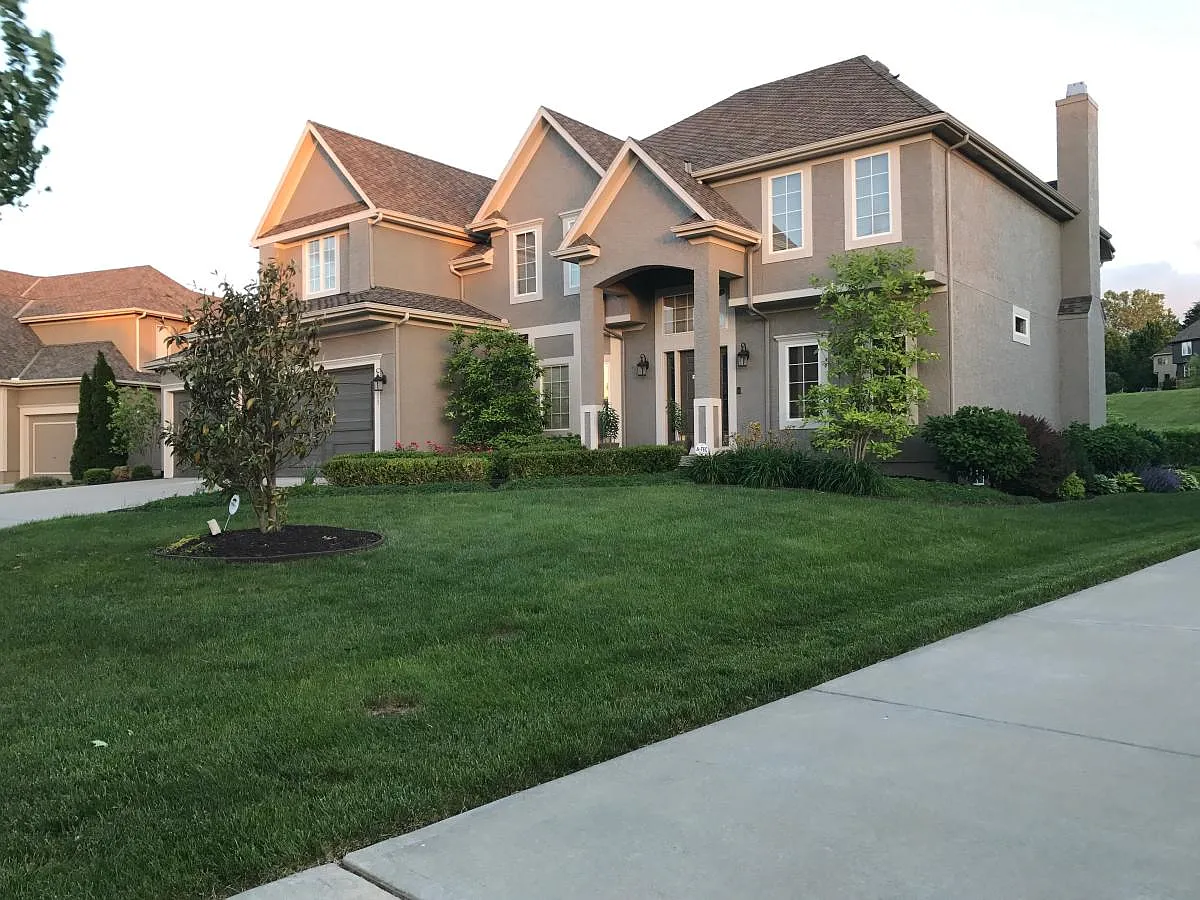 6 bed, 4974 sqft, $9,897 — Photo 2