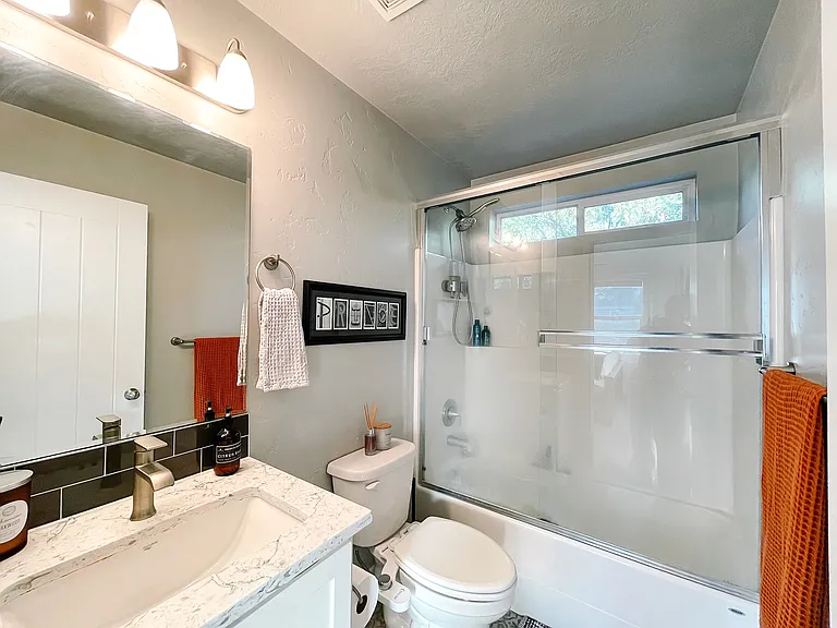 325 E 40th St — Photo 15