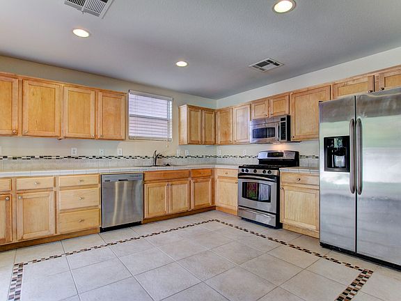 3rd image of 2490 Begonia Valley Ave