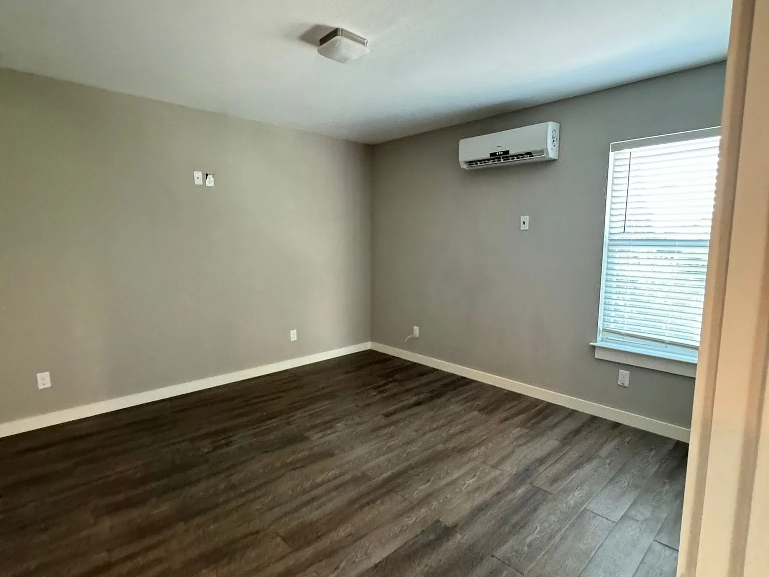 415 E Locust St — Photo 2