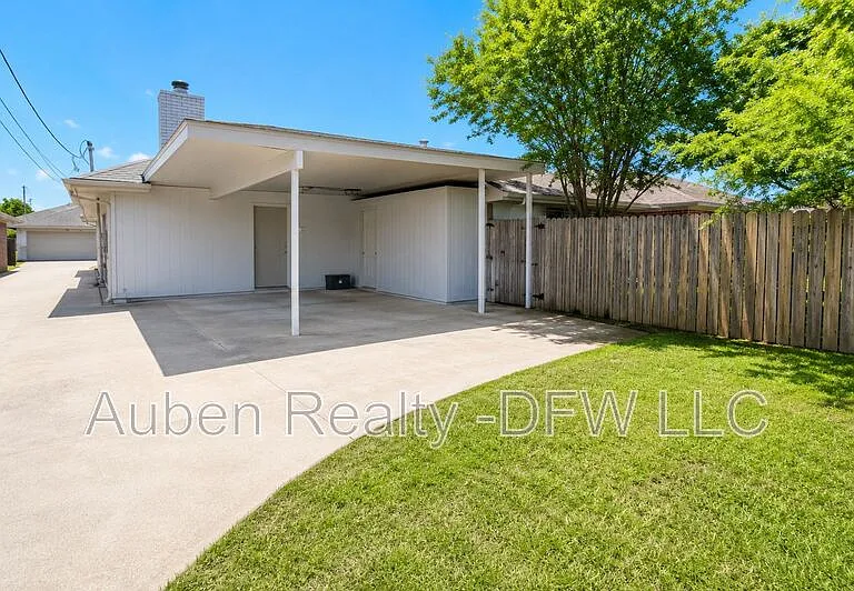 1915 Spindletop Dr — Photo 2