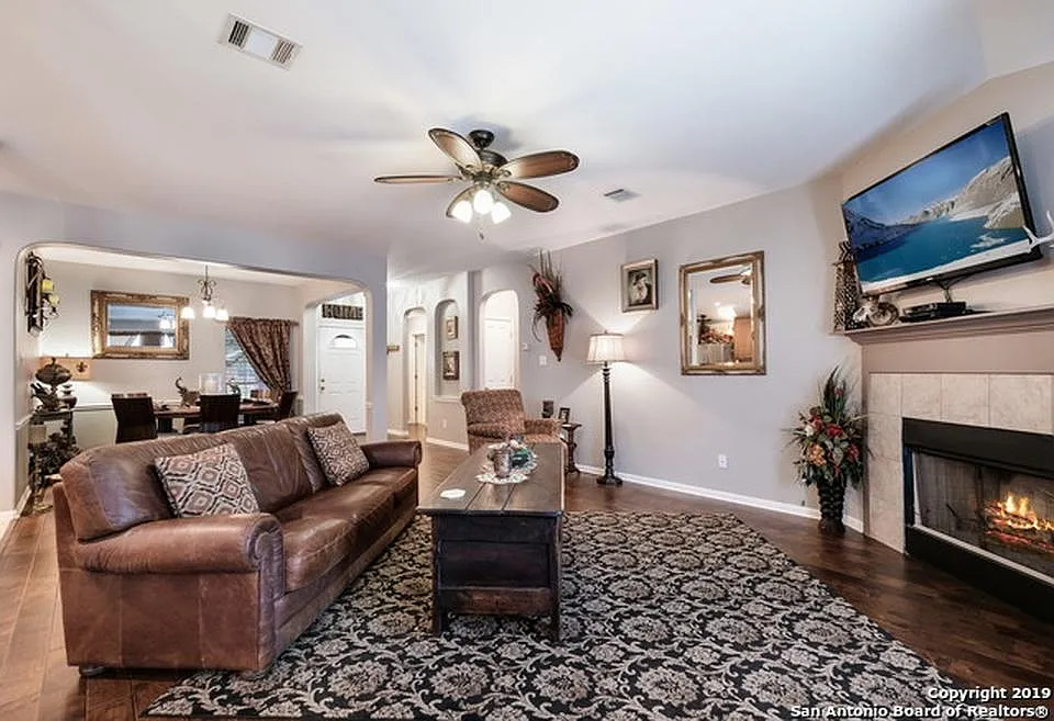 3 bed, 1816 sqft, $2,200 — Photo 4