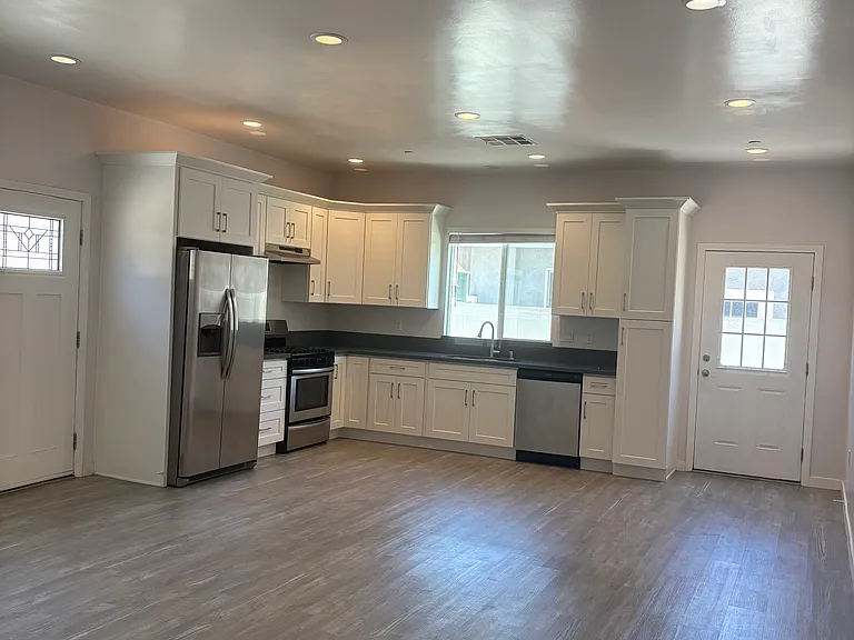 6733 Morella Ave — Photo 3