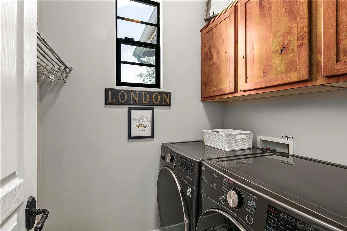 3 bed, 3.5 bath, 1750 sqft, $4,395 — Photo 4