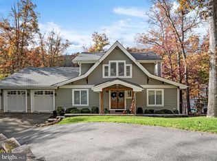 1083 Lakeview Dr, Cross Junction, VA 22625