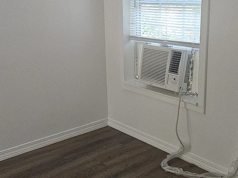 15228 Lemoyne Blvd #33 — Photo 9