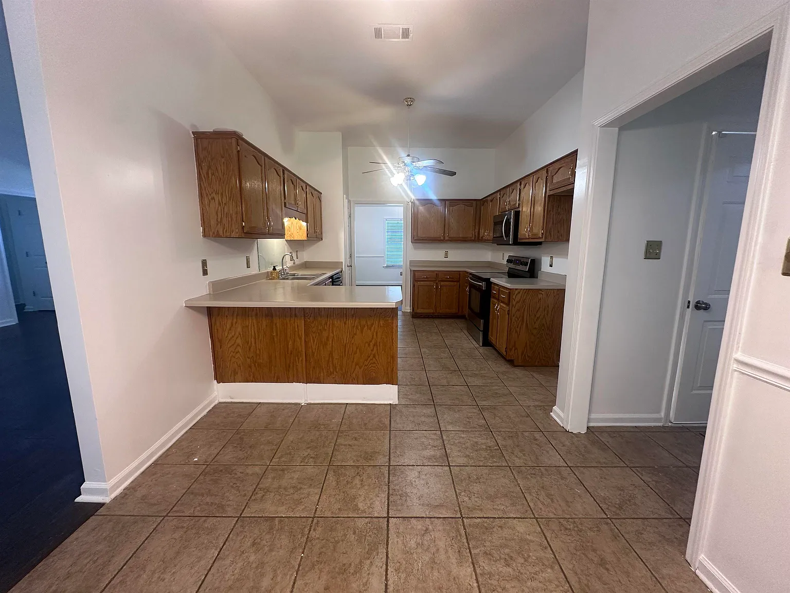 3 bed, 2.0 bath, 1862 sqft, $2,000 — Photo 4