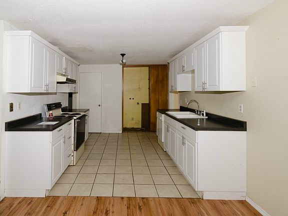 5th image of 111 SE Highland Dr