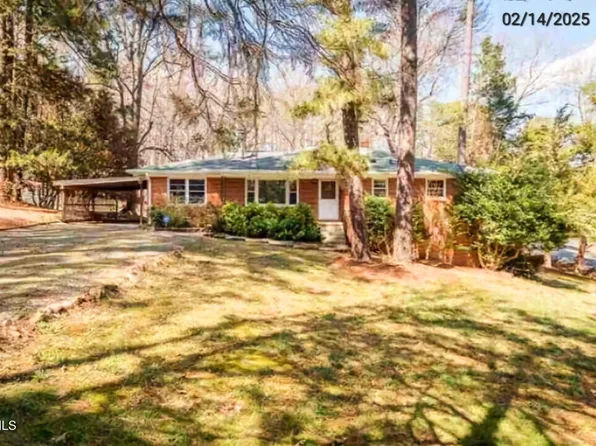 10 Windsor Cir, Chapel Hill, NC 27516