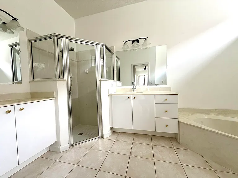 702 SW Aruba — Photo 11