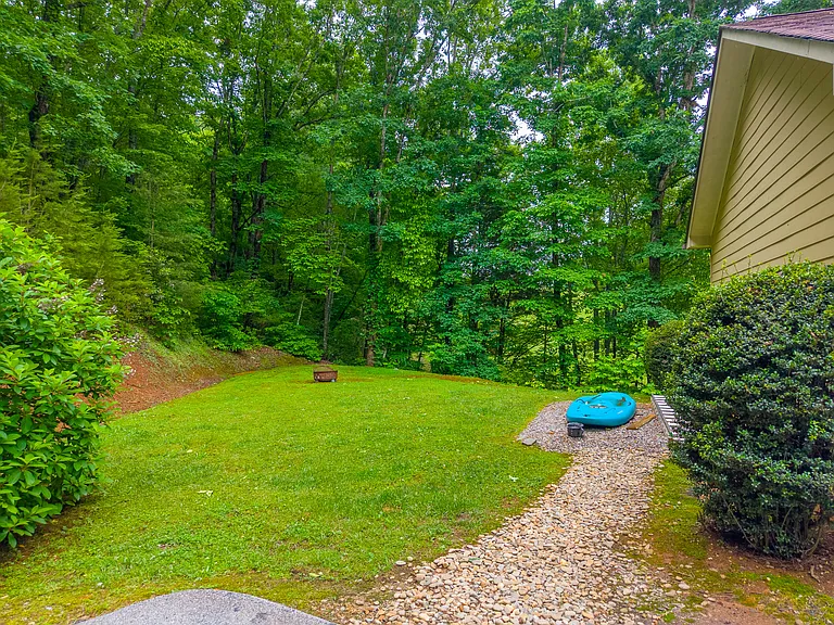 215 Oakridge Dr — Photo 5