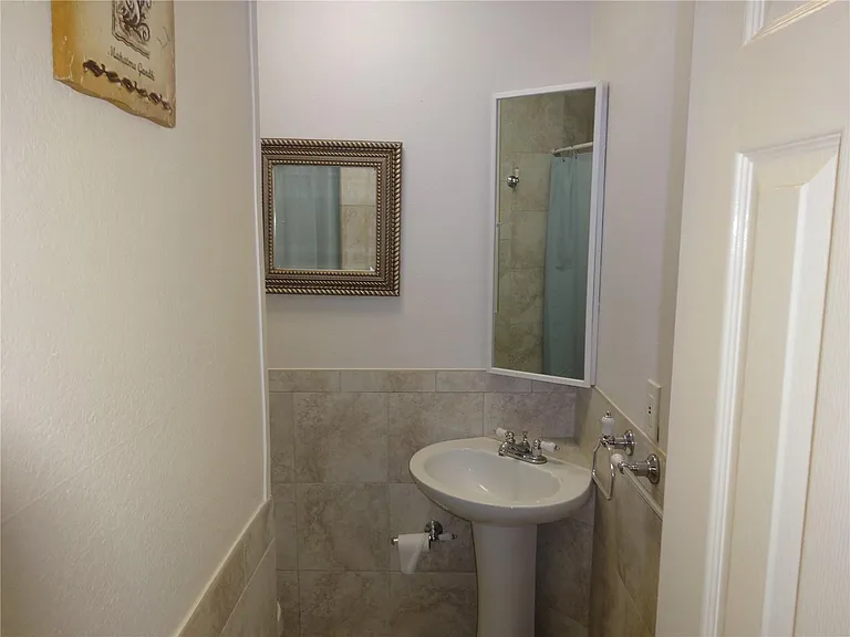 31 SE 13th St #1-2 — Photo 12
