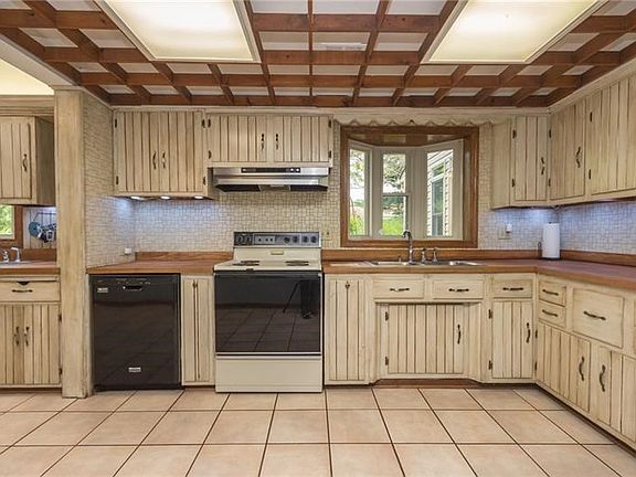 Well designed oversized kitchen  22 x 11.