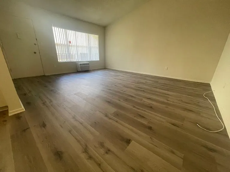 2043 N Beachwood Dr #10 — Photo 3
