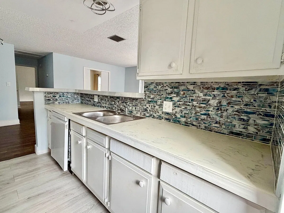 1121 Spring Meadow Dr — Photo 4