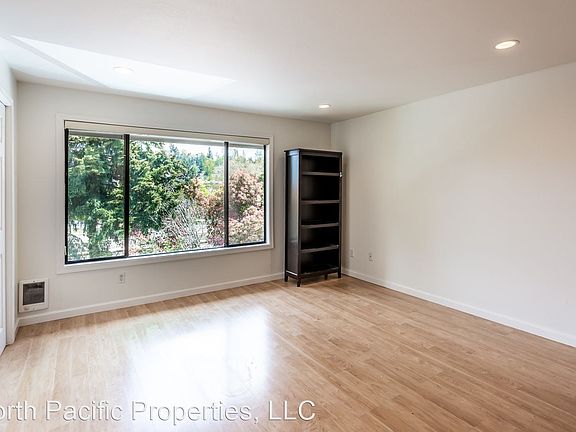 5th image of 7627 SE 29th St