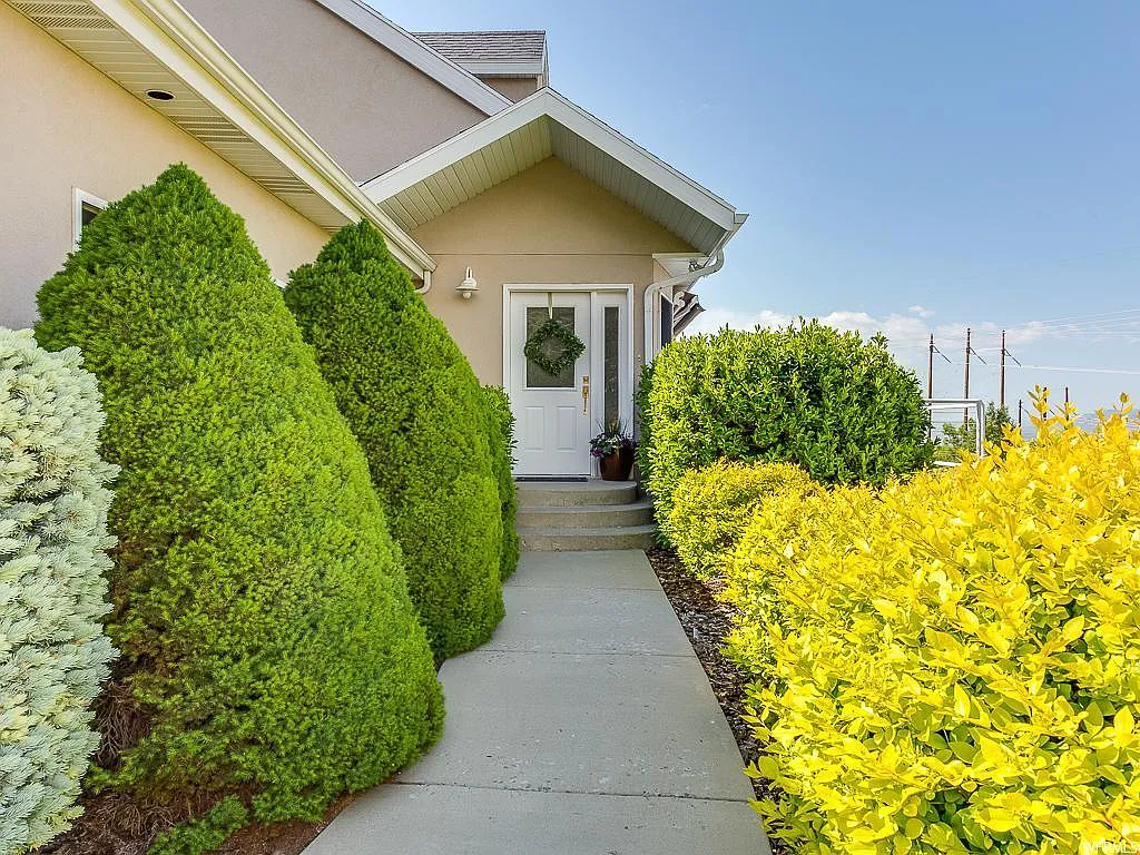 6 bed, 4256 sqft, $3,999 — Photo 2