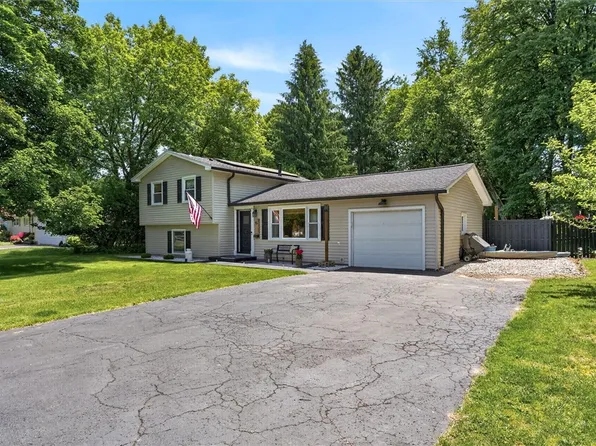 15 White Oak Ln, Fairport, NY 14450