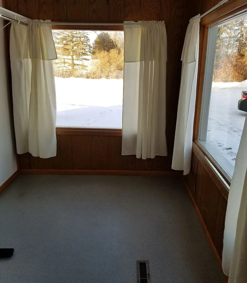 Spacious 4 Bedroom 2 Bath — Photo 3