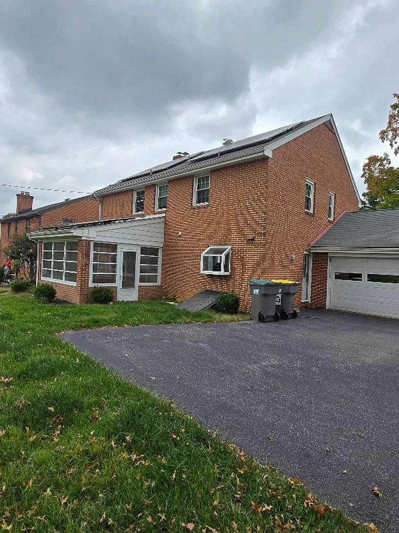 Lovely Colonial Home in Sharpley — Photo 4