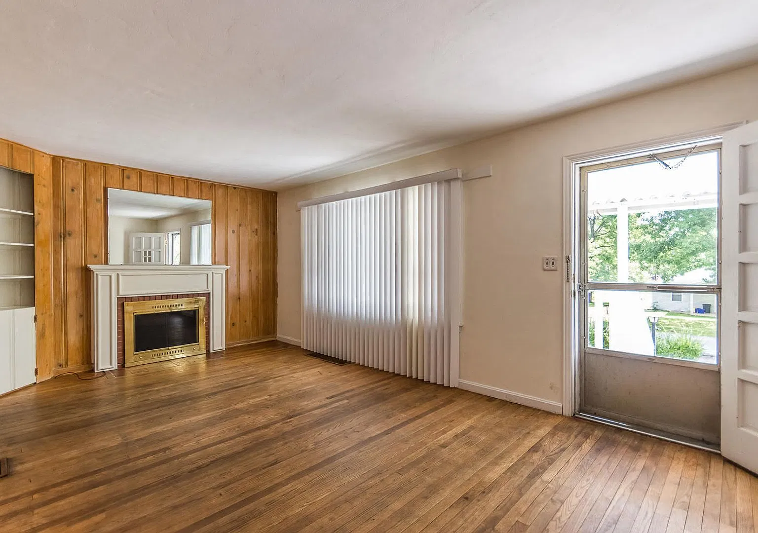 **August 2027** Spacious Home with Garage & Large Backyard!! 3 Bed, 2 Bath!! — Photo 2