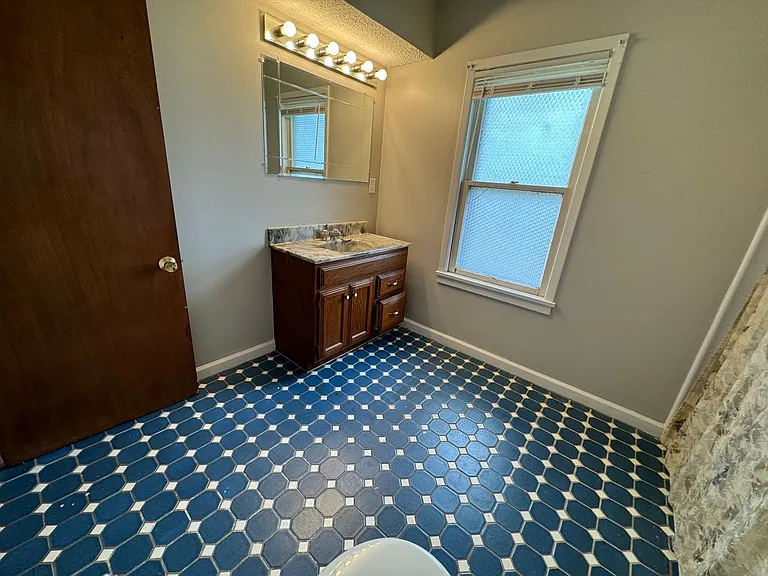 220 John St — Photo 15