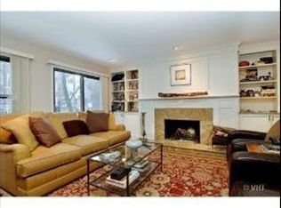 826 W Wolfram St, Chicago, IL 60657