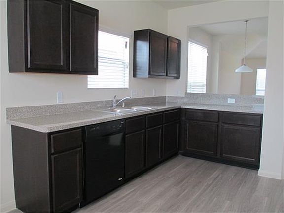 5th image of 907 Cascadera Ct