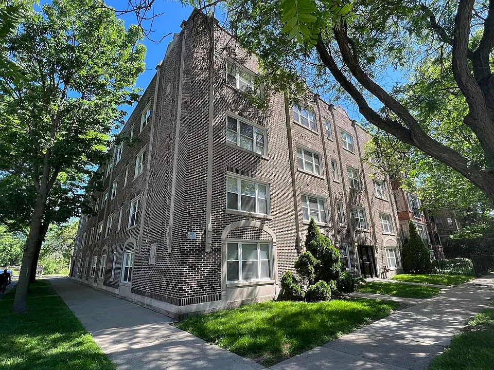 Well-Maintained West Rogers Park Apartments With Two Baths