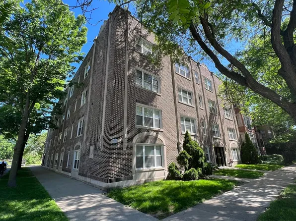 Well-Maintained West Rogers Park Apartments With Two Baths