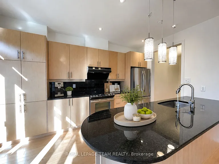 1189 Tischart Cres — Photo 10