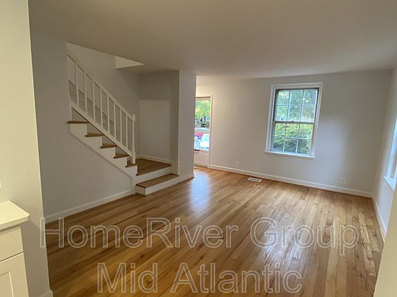 2nd image of 2852 S Abingdon St