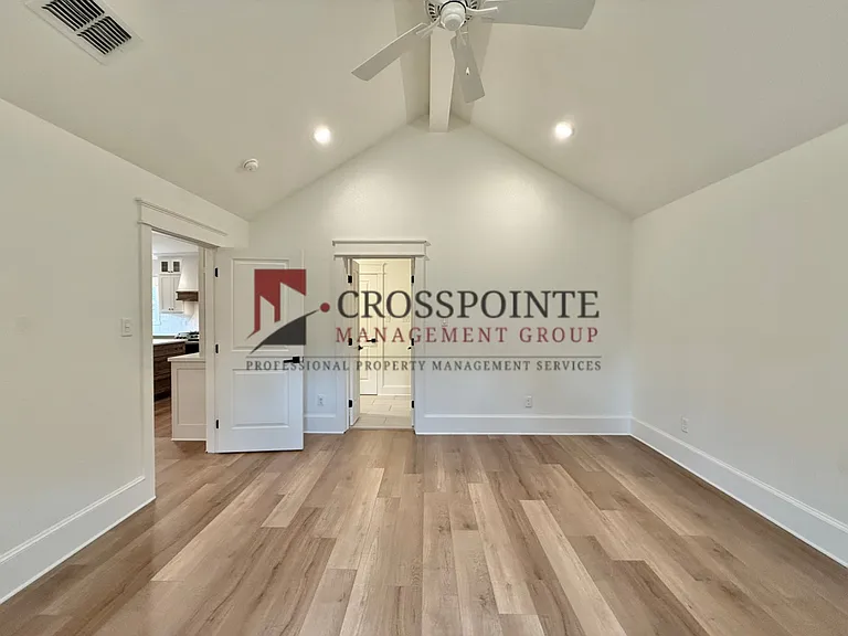 413 Dallas St — Photo 8