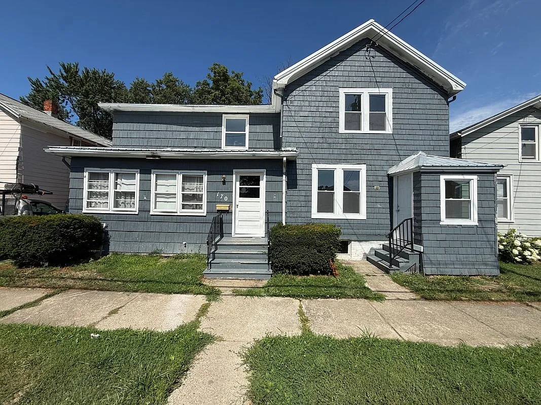 4 bed, 2.0 bath, 2524 sqft, $1,650 — Photo 1