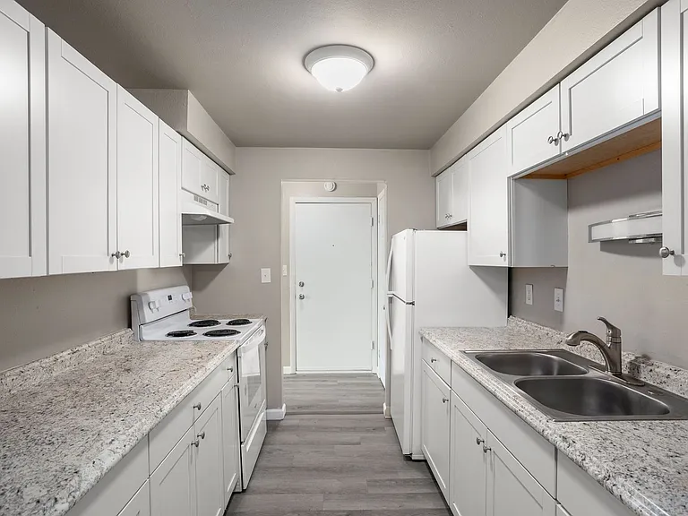 2025 Eastman Ave — Photo 2