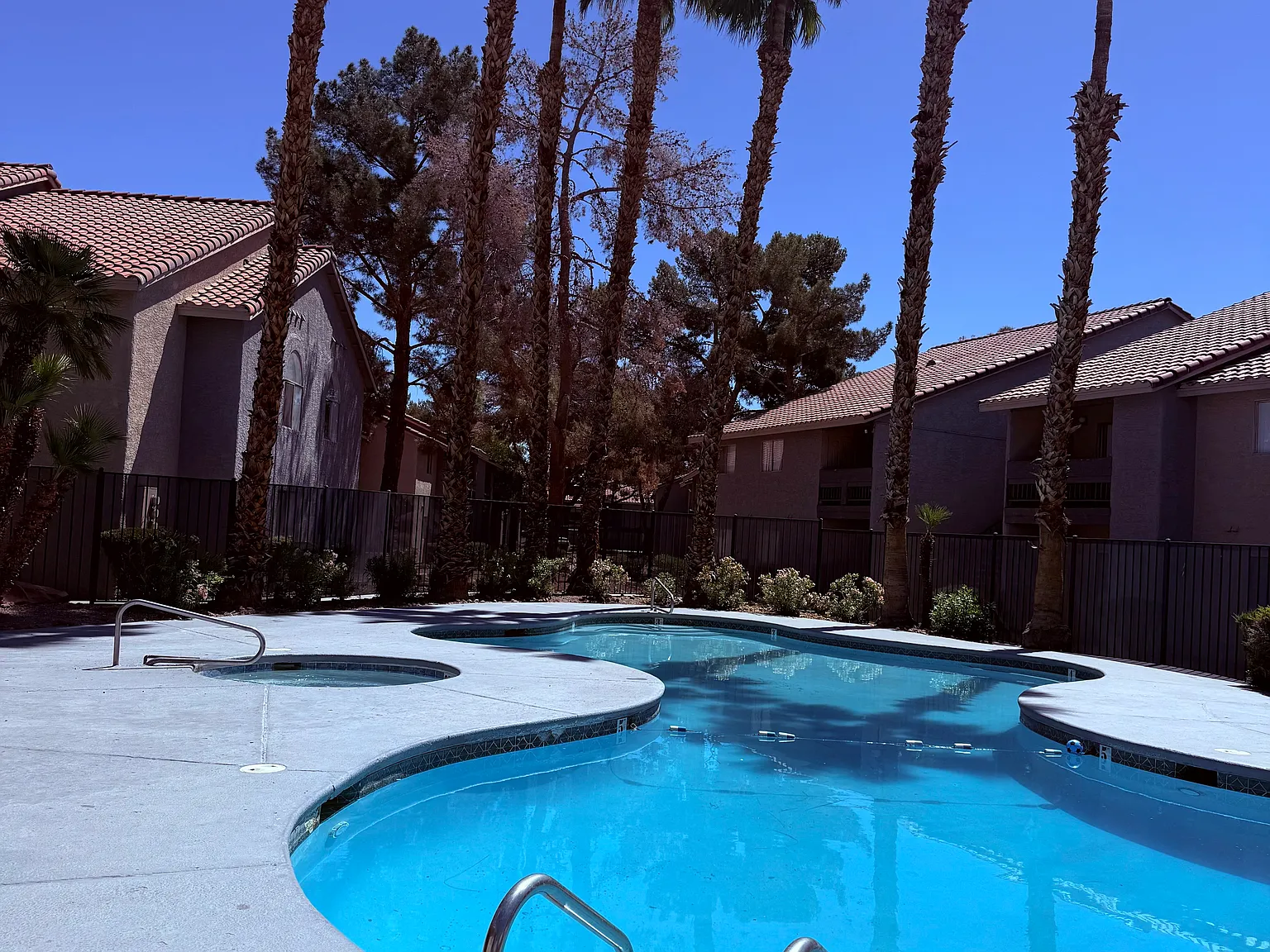 Silver Palms Apartments — Photo 2