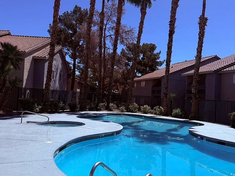 Silver Palms Apartments — Photo 2