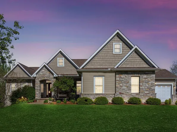 2 Cobblestone Ln, Le Claire, IA 52753