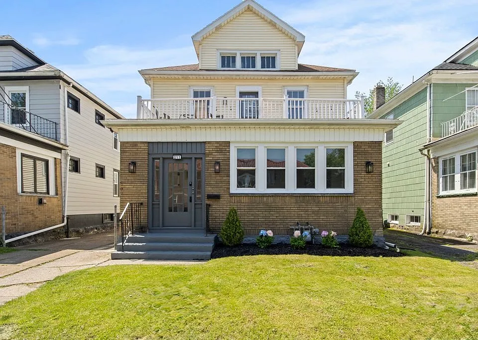 211 Tacoma Ave #1