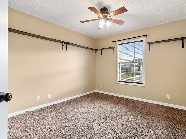 1390 Whitt Ln — Photo 21