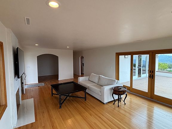4th image of 2655 Montrose Pl