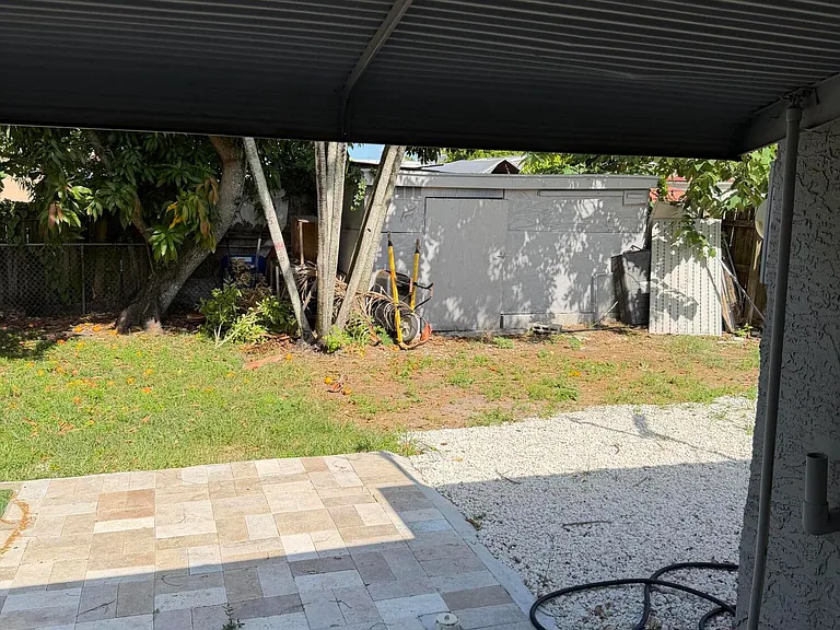 4927 SW 44th Ter — Photo 11