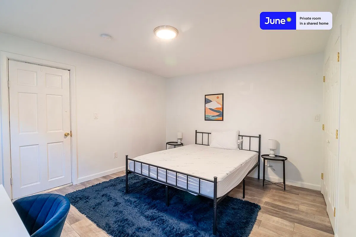 Queen bedroom in 5 bed/2 bath home in South Boston #1752 D — Photo 2